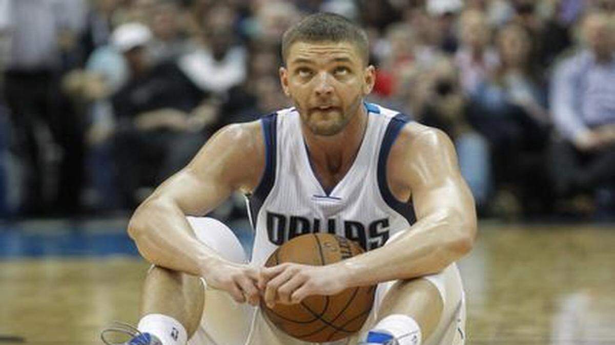 
Mavericks forward Chandler Parsons did not practice Monday because of a swollen knee.



