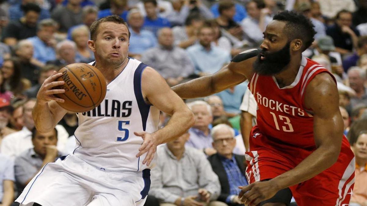 Guard J.J. Barea, left, will be back in the Mavericks’ lineup Saturday after being slowed by a right groin strain.