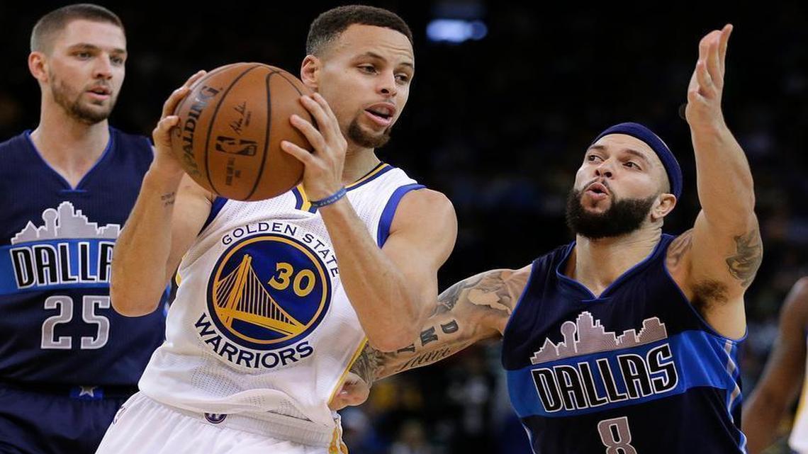 Golden State Warriors guard Stephen Curry, midde, looks to pass away from Dallas Mavericks’ Deron Williams, right, and Chandler Parsons (25) during the second half Wednesday in Oakland, Calif.