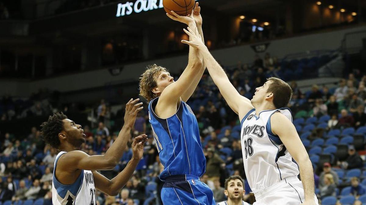 Dallas Mavericks forward Dirk Nowitzki had 29 points Sunday afternoon in a 93-87 victory over the lowly Timberwolves.