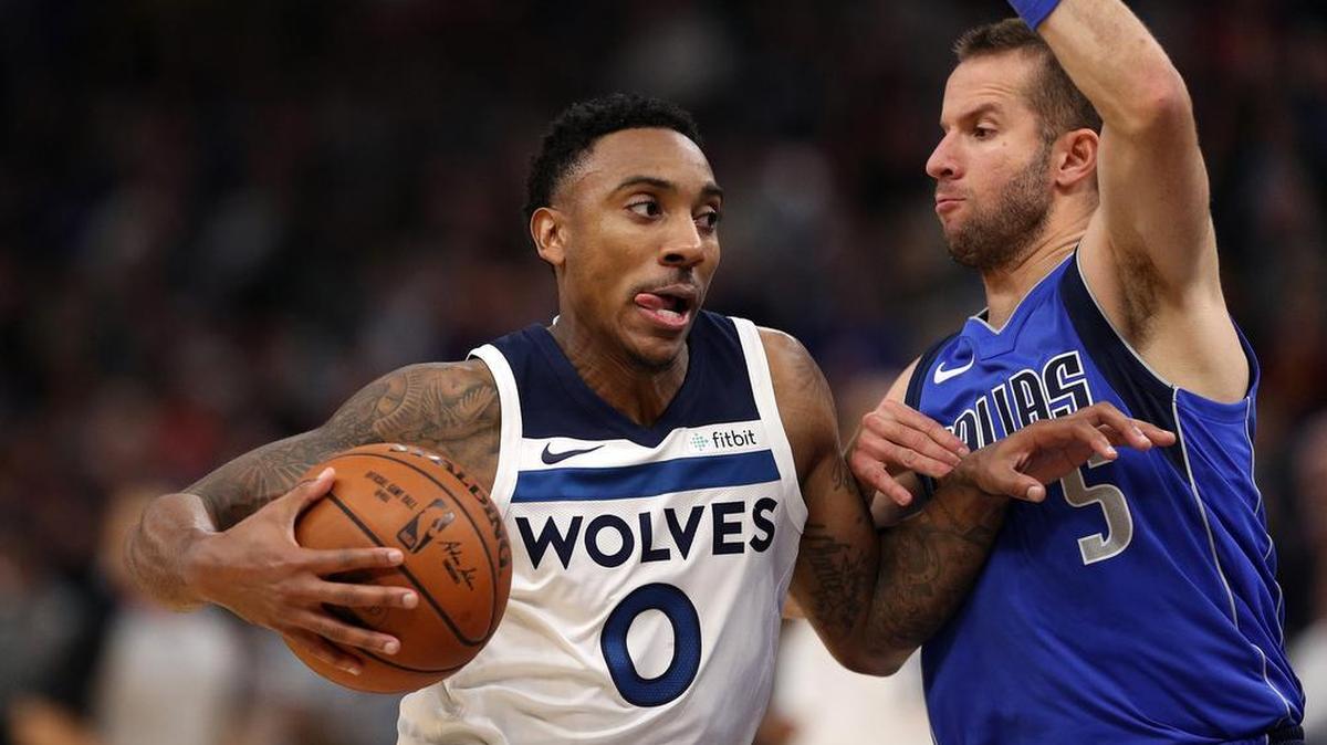 Jeff Teague and the Timberwolves cruised past J.J. Barea and the Mavericks on Saturday night in Minneapolis.