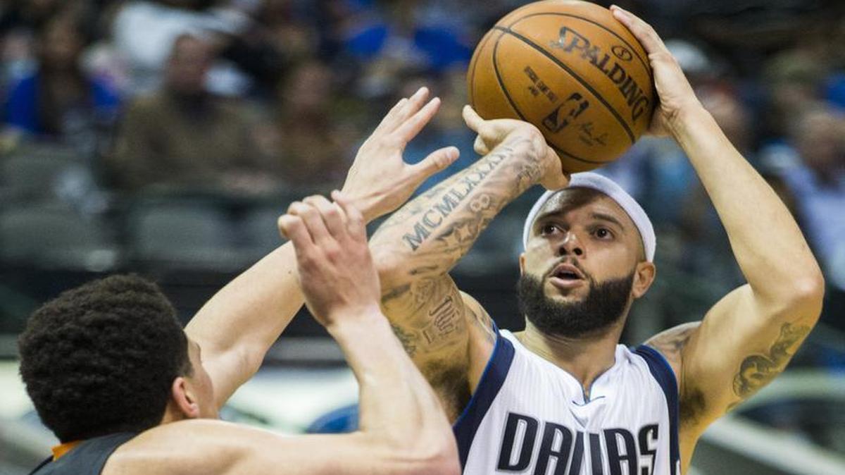Mavericks guard Deron Williams expects to play Friday against the Spurs despite an injured right hip.