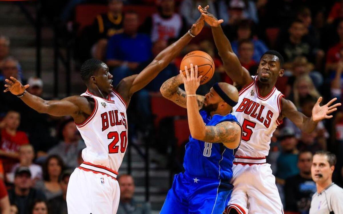 Deron Williams, surrounded by the Bulls’ Tony Snell, left, and Bobby Portis, said it was good to get a feel for the Mavericks’ offense in his debut on Friday night.