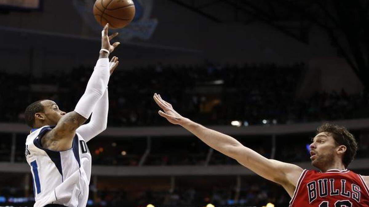 
Dallas Mavericks guard Monta Ellis (11) shoots over Chicago Bulls forward Pau Gasol (16) during the second half. 
