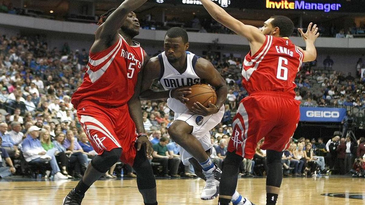 In his first season with the Mavericks, forward Harrison Barnes, middle, has scored in double figures in all 16 games and averages 20.8 points.