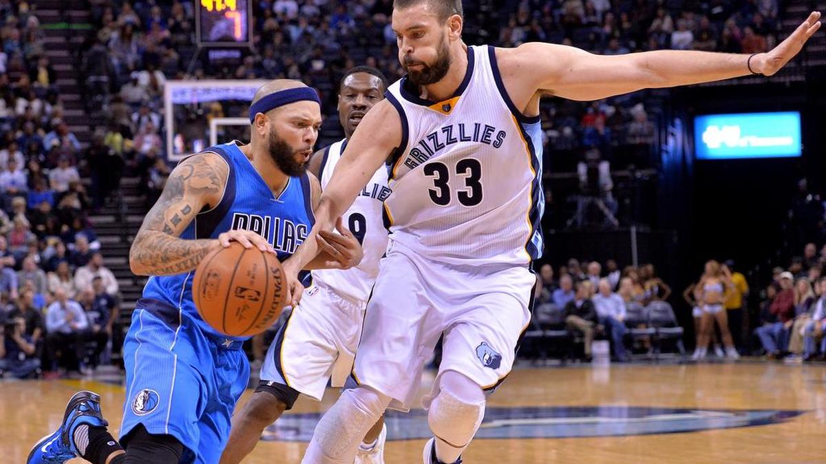 Dallas Mavericks guard Deron Williams (8) drives against Memphis Grizzlies center Marc Gasol (33) in the first half Tuesday in Memphis. The Mavericks lost their second straight road game.