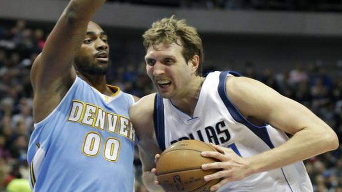 
Dirk Nowitzki, driving against Darrell Arthur, just missed a double-double with 25 points and 9 rebounds.


