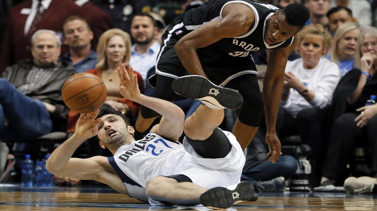 Mavericks center Zaza Pachulia scored 16 points and had a team-high 12 rebounds as Dallas ripped the Brooklyn Nets 91-79.