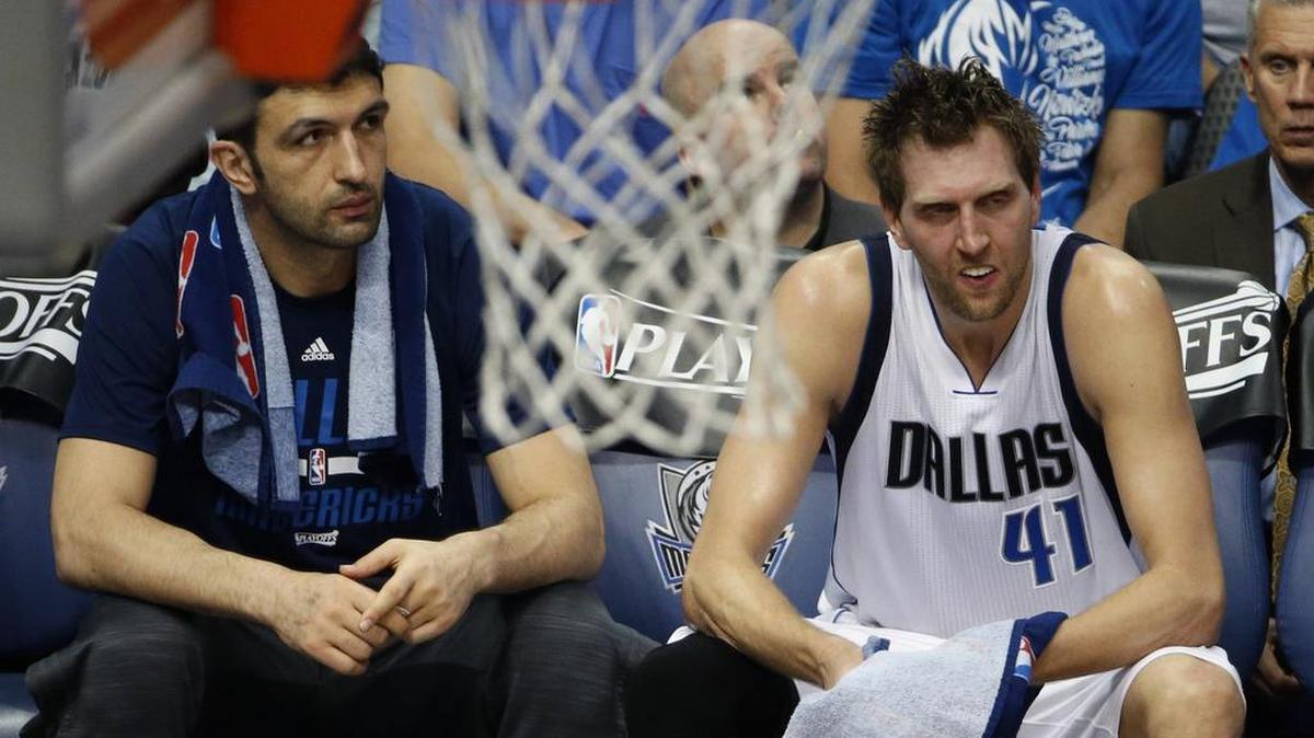 Dirk Nowitzki, right, gave a great effort with 27 points before finally sitting the final minutes of Game 4.