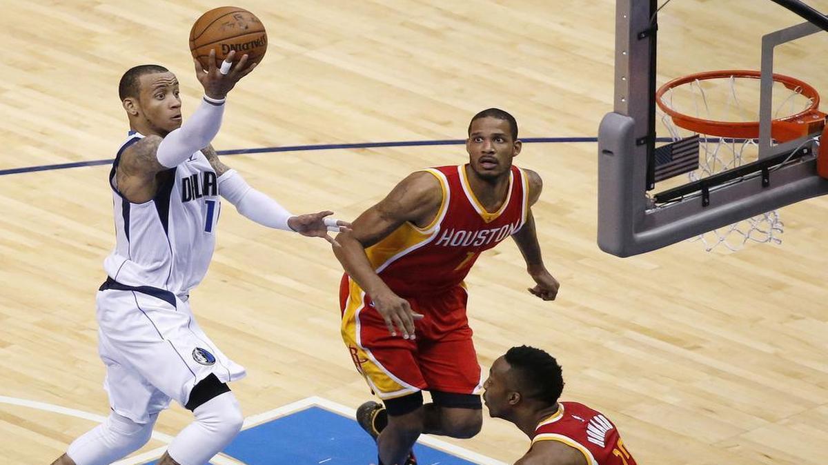 
 Mavericks guard Monta Ellis, driving to the basket against the Rockets’ Dwight Howard, had a game-high 31 points on 13-of-21 shooting.
