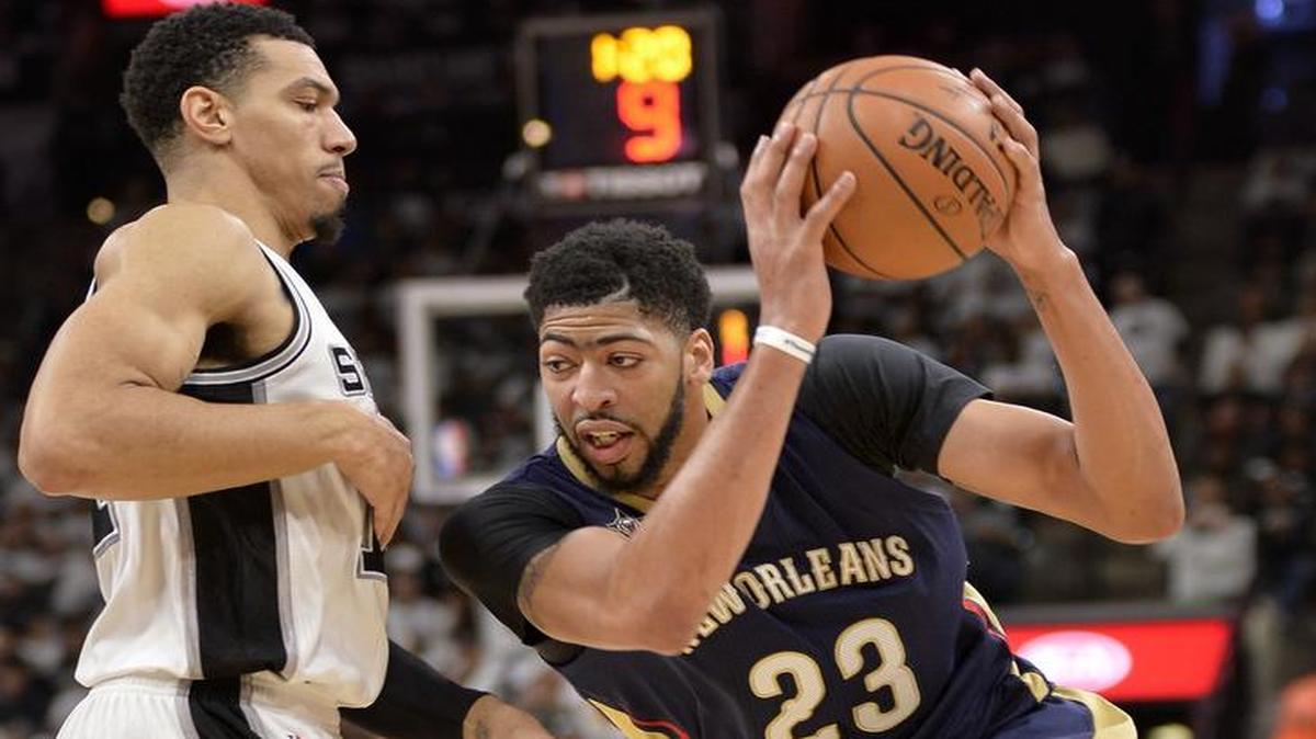 Pelicans forward Anthony Davis, right, averages 29.7 points, 11.5 rebounds and 2.73 blocks entering Monday’s matchup against the Mavericks.