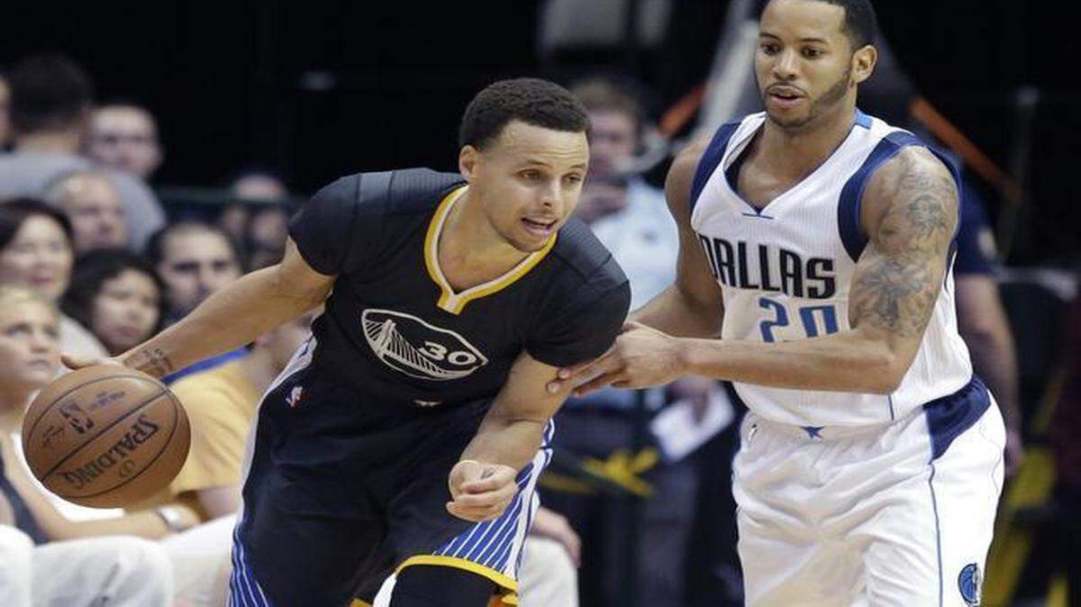 
Warriors guard Stephen Curry, left, had just 11 points Saturday night in Dallas.



