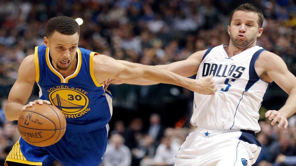 Golden State Warriors guard Stephen Curry (30) battles Dallas Mavericks guard J.J. Barea (5) for space during the second half in Dallas. Golden State won 130-112.