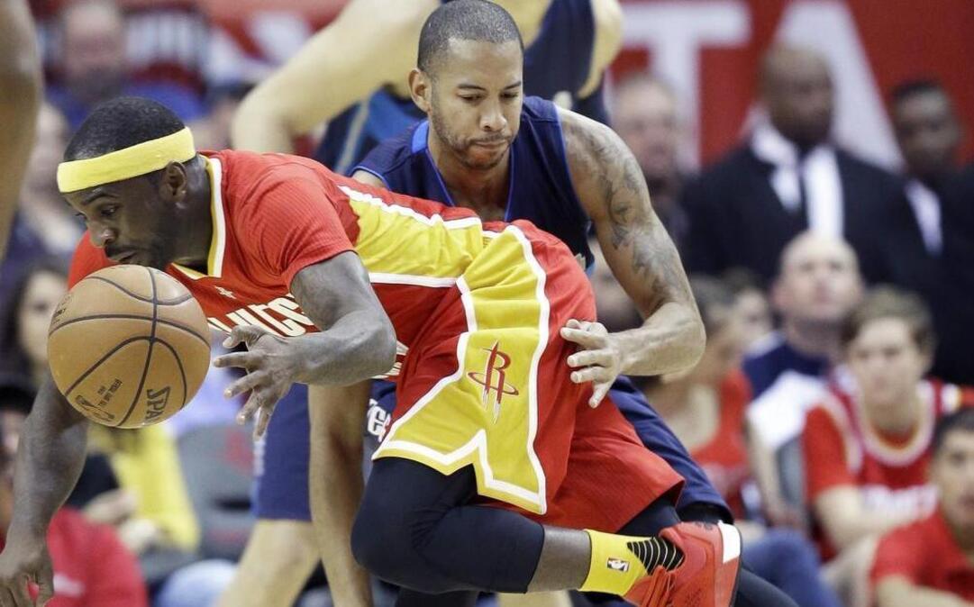 Mavericks guard Devin Harris plays tight defense against Rockets’ Ty Lawson on Nov. 14 in Houston.