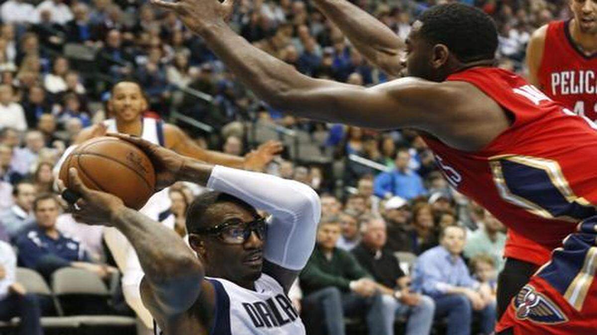 
Amar’e Stoudemire had 14 points and two steals of the bench as the Mavs snapped a two-game skid. 



