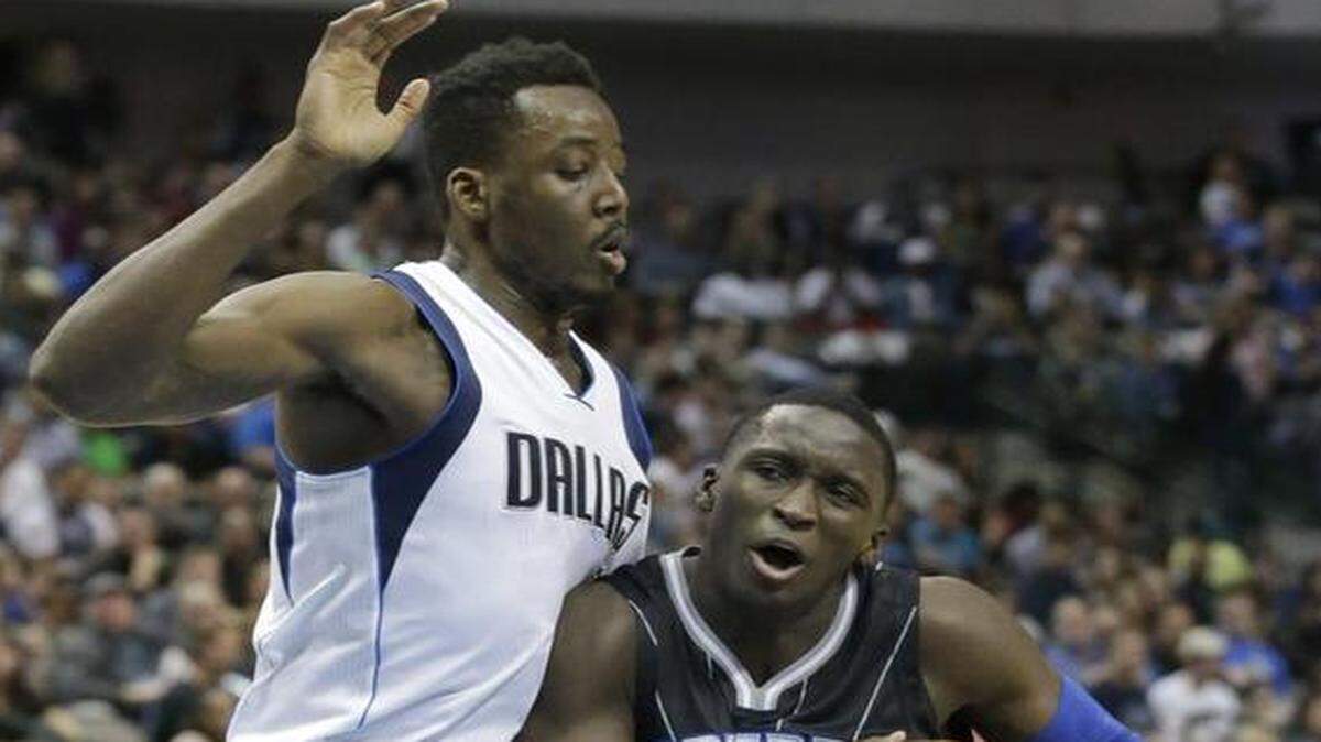 
Mavericks forward Al-Farouq Aminu, left, defending Magic guard Victor Oladipo, had eight rebounds and seven points off the bench Wednesday.
