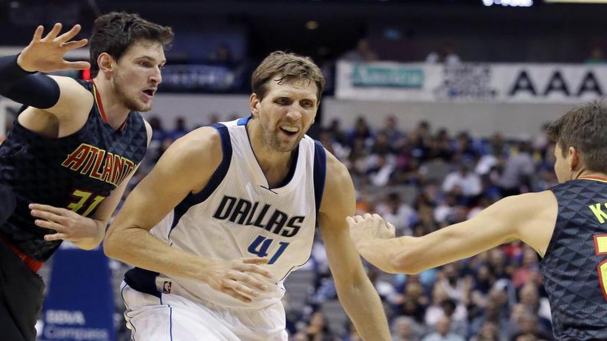 
Dirk Nowitzki, driving between the Hawks’ Mike Muscala, left, and Kyle Korver, played for the first time in the preseason, scoring six points in 19 minutes.

