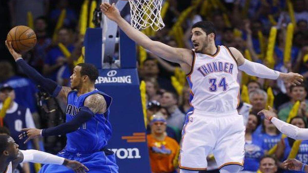 
Mavericks guard Monta Ellis, shooting backward toward the basket, scored the first six points of the game for Dallas and finished with 26.
