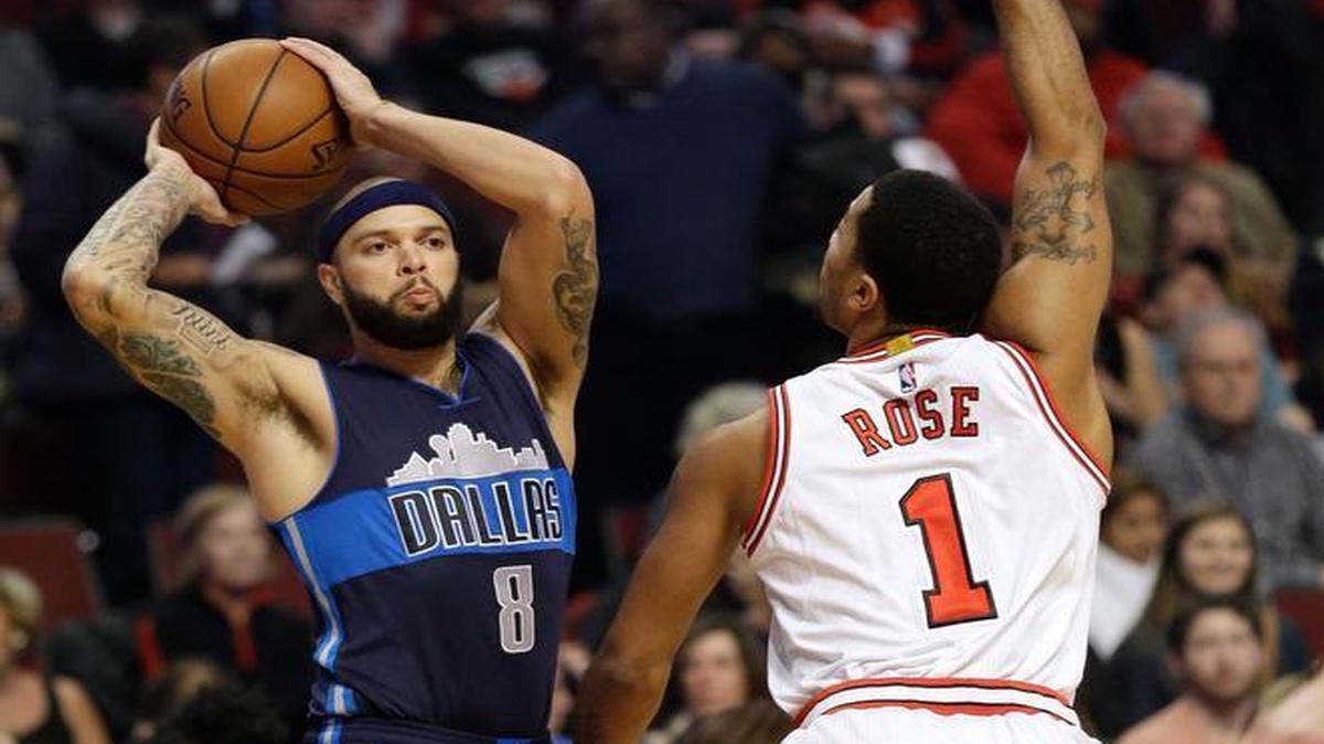 Mavericks guard Deron Williams, left, scored 18 points to help Dallas slip past guard Derrick Rose and the Bulls.