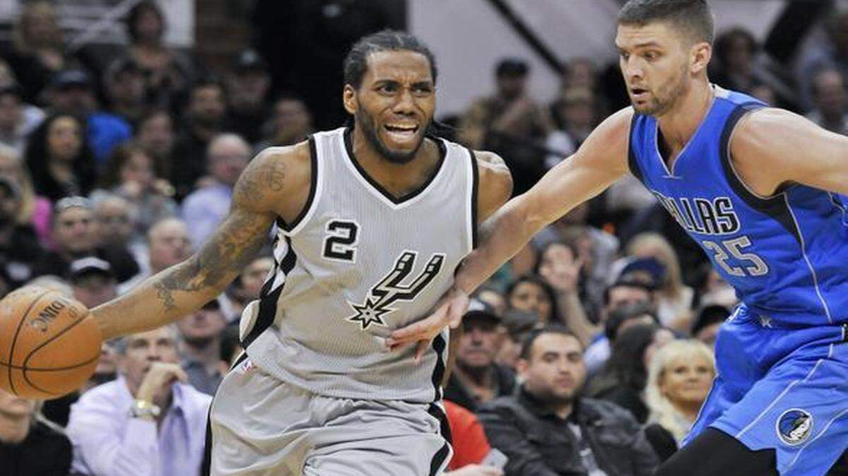 
Kawhi Leonard, left, and the Spurs had no trouble getting around Chandler Parsons and the Mavericks.


