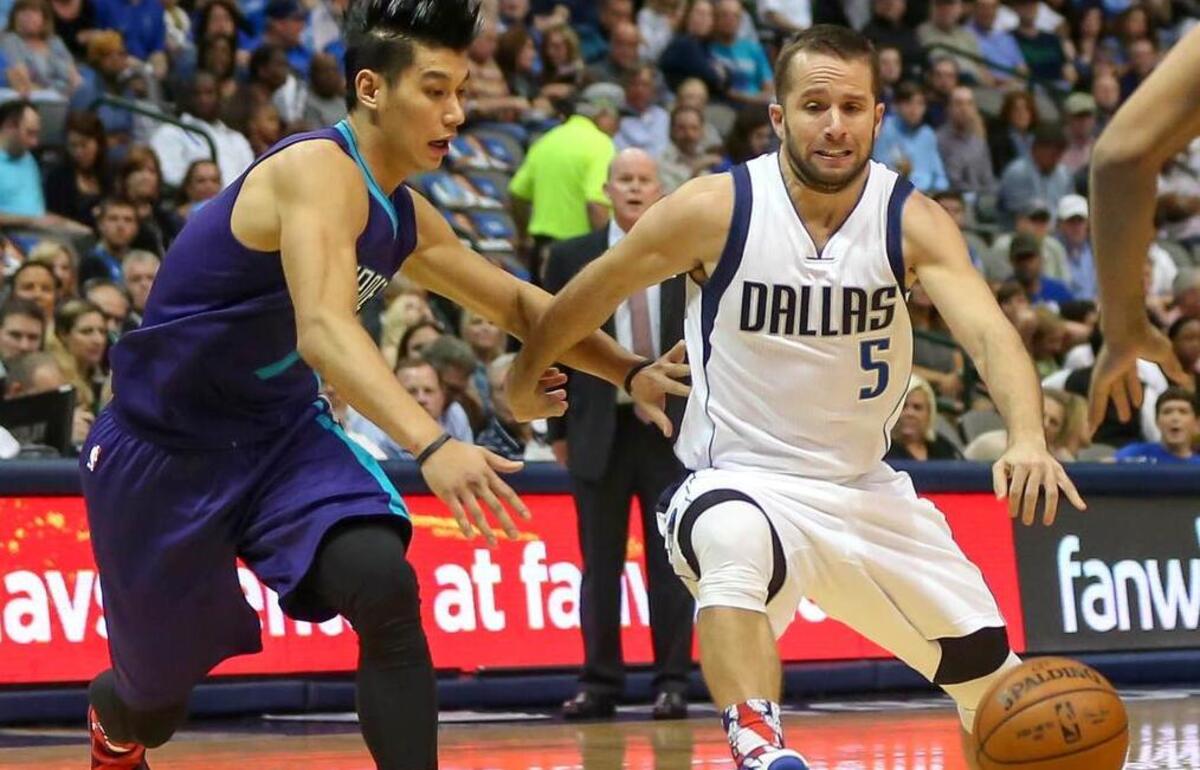 Mavericks guard J.J. Barea, right, looks to drive past Hornets guard Jeremy Lin during the second quarter.