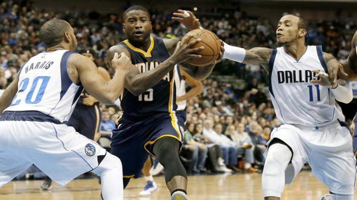 
Dallas Mavericks guards Devin Harris (20) and Monta Ellis defend against a drive to the basket by Indiana Pacers guard Donald Sloan (15) in a game  Nov. 24  in Dallas. Sloan led all scorers with 29 points in the 111-100 Pacers win. 
