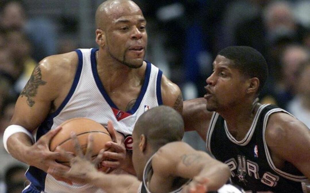 Sean Rooks, left, who was drafted by the Mavericks in 1992 and played three of his 12 NBA seasons with Dallas, collapsed and died in a Philadelphia restaurant on Tuesday. He was 46.