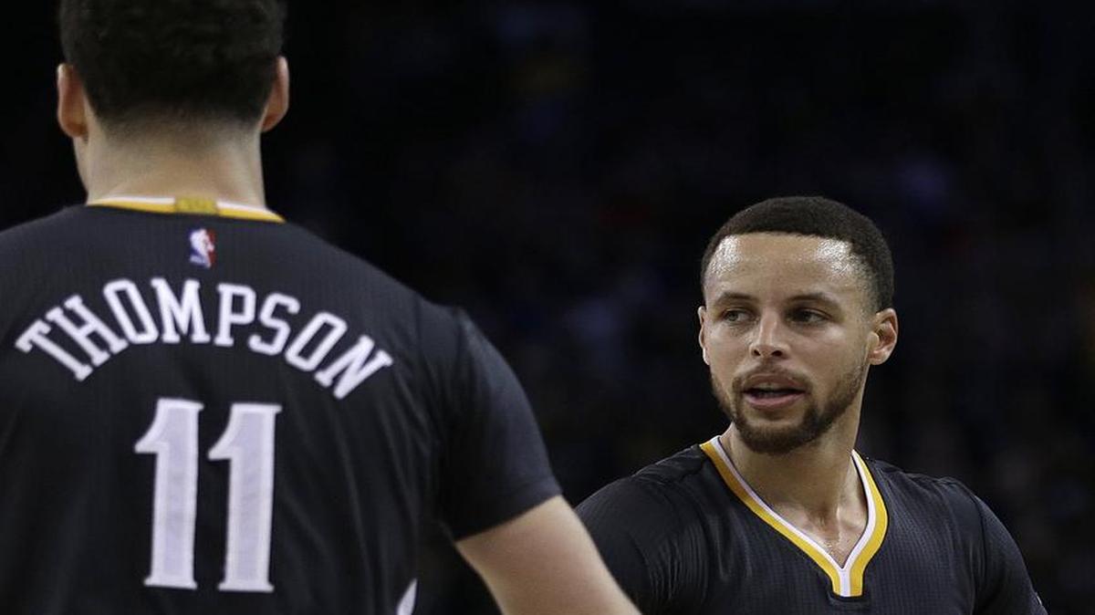 Golden State Warriors guards Stephen Curry, right, and Klay Thompson bring their 3-point-shooting show to American Airlines Center on Tuesday night when the Dallas Mavericks host the 2015 NBA champions.