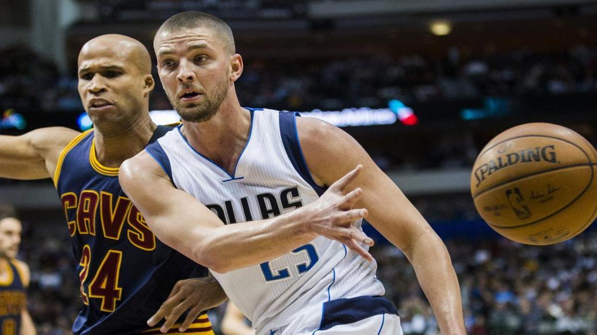 Mavericks forward Chandler Parsons (25) dishes off a no-look pass in front of Cavaliers forward Richard Jefferson (24) during the second quarter on Tuesday.