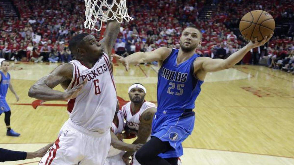 
Chandler Parsons, right, played 36 minutes in Game 1 against the Rockets, but the swelling in his right knee has not subsided.


