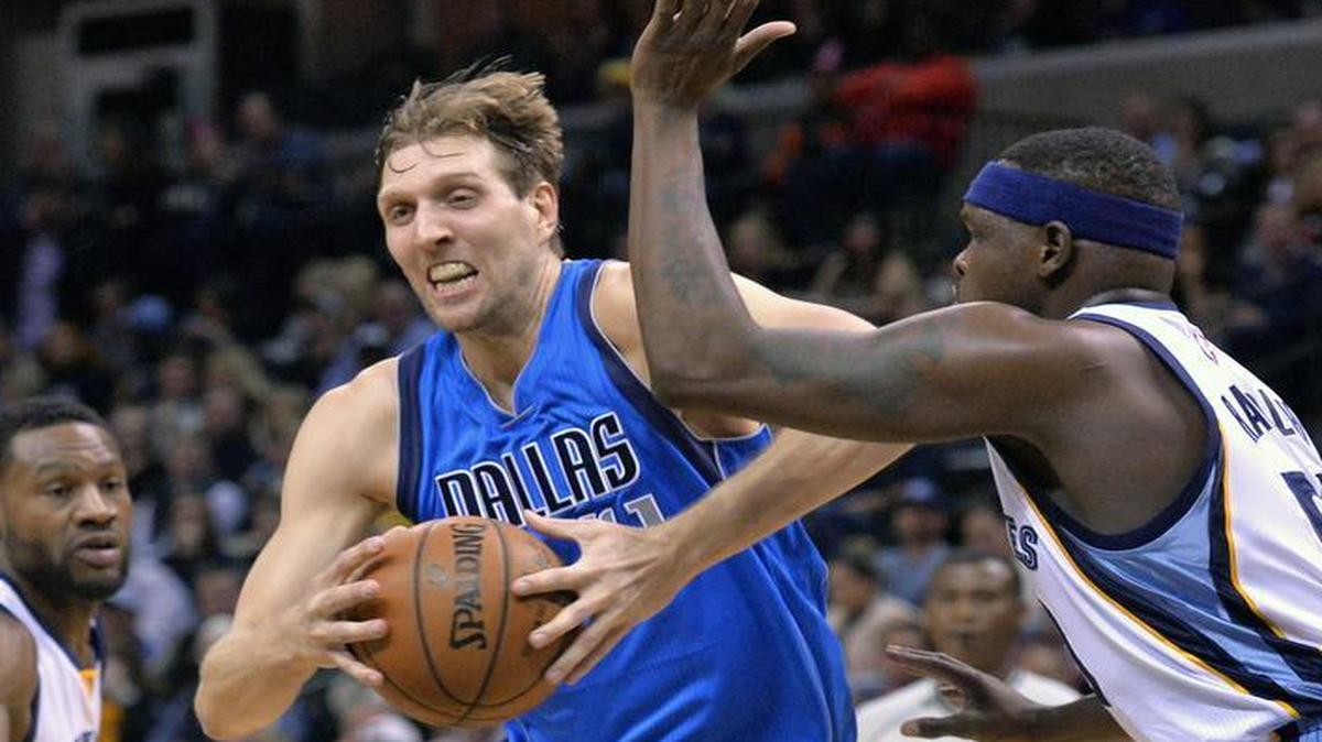 Dallas Mavericks forward Dirk Nowitzki, center, drives between Memphis Grizzlies guard Tony Allen, left, and forward Zach Randolph in the first half of an NBA basketball game Saturday, Feb. 6, 2016, in Memphis, Tenn.