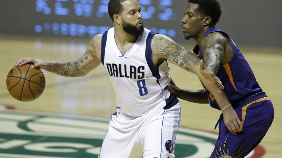 Dallas Mavericks guard Deron Williams had 23 points and 12 assists against Eric Bledsoe and the Phoenix Suns in Thursday’s NBA game in Mexico City.