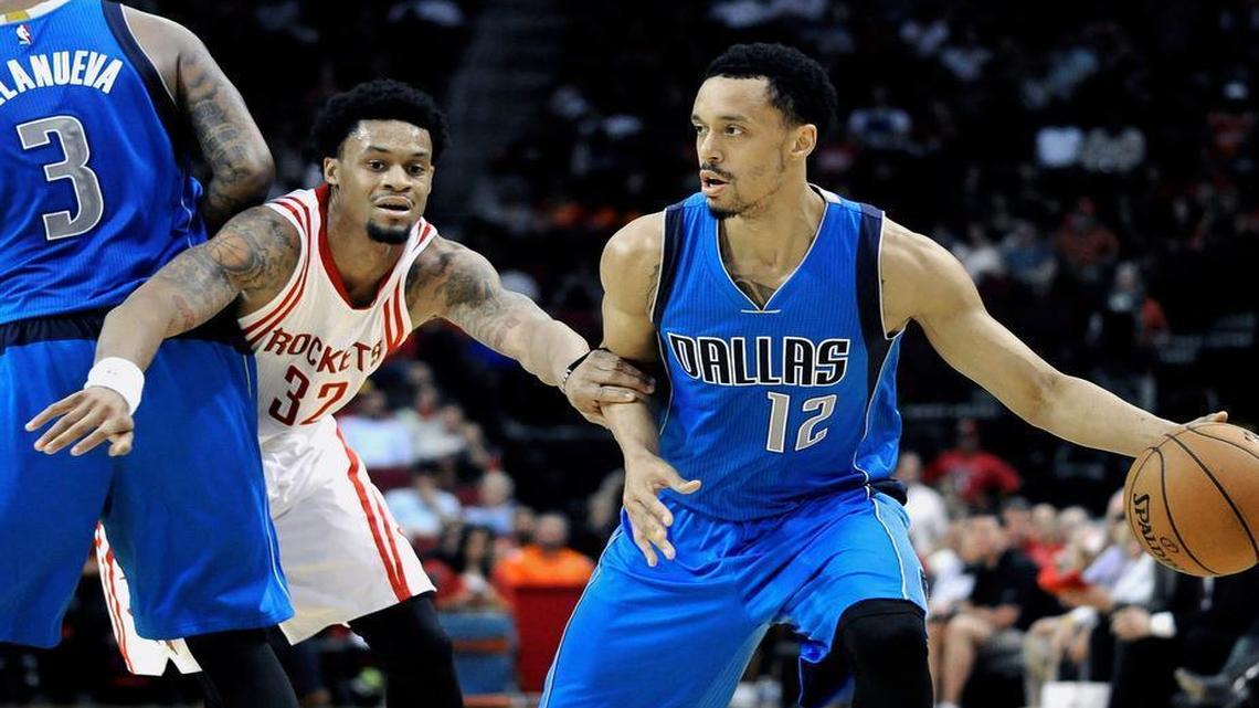 
The Houston Rockets’ K.J. McDaniels (32) tries to get between Dallas Mavericks forward Charlie Villanueva (3) and John Jenkins (12) in the second half of a preseason NBA basketball game Wednesday, Oct. 7, 2015, in Houston. The Rockets won 109-82. 
