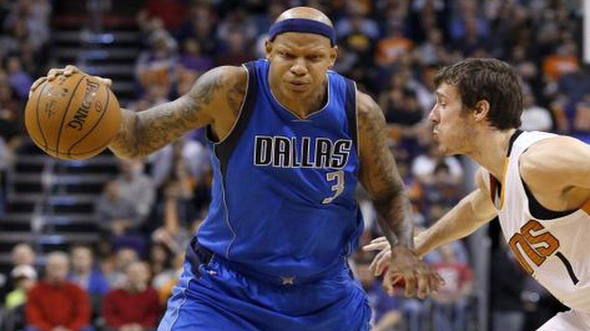 
The Dallas Mavericks' Charlie Villanueva came off the bench to score 18 points against Phoenix Tuesday night.
