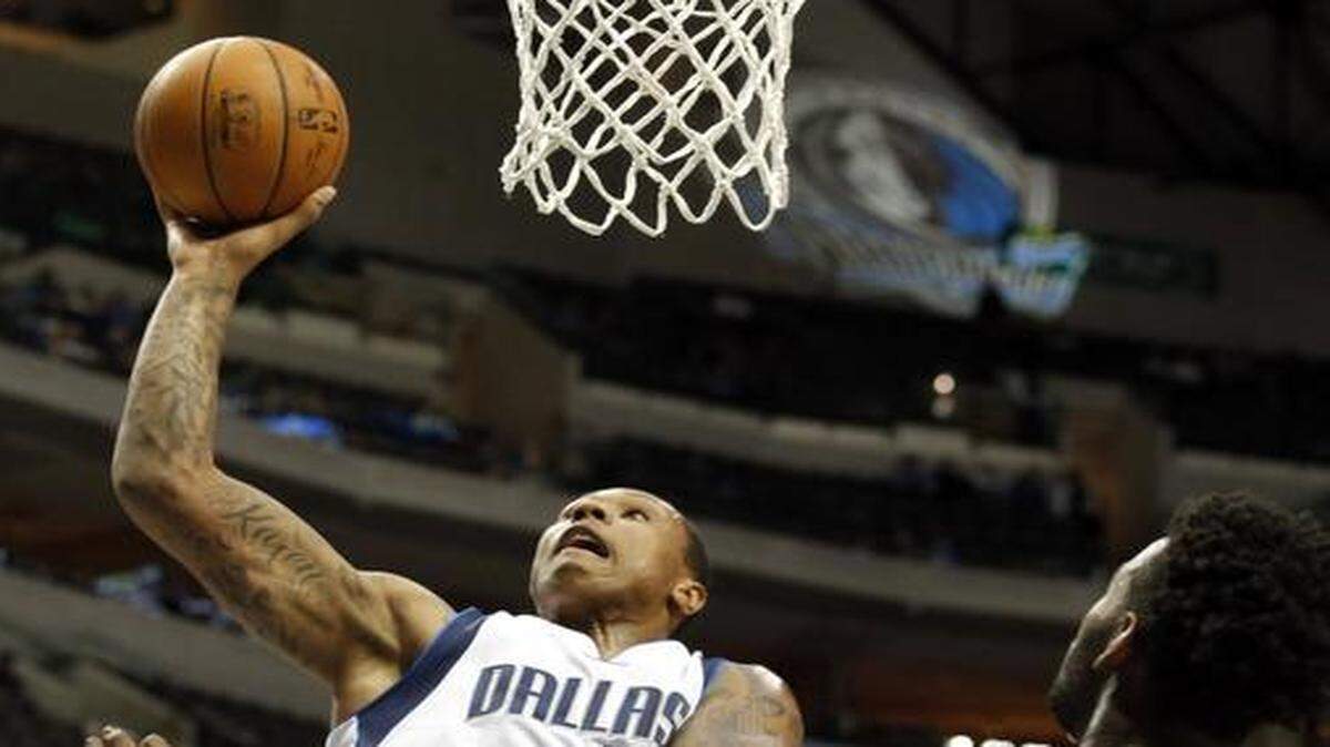 
Dallas Mavericks center Greg Smith, left, fights for a shot opportunity against Philadelphia. Smith becomes the Mavericks’ backup center after the trade for Rajon Rondo. 
