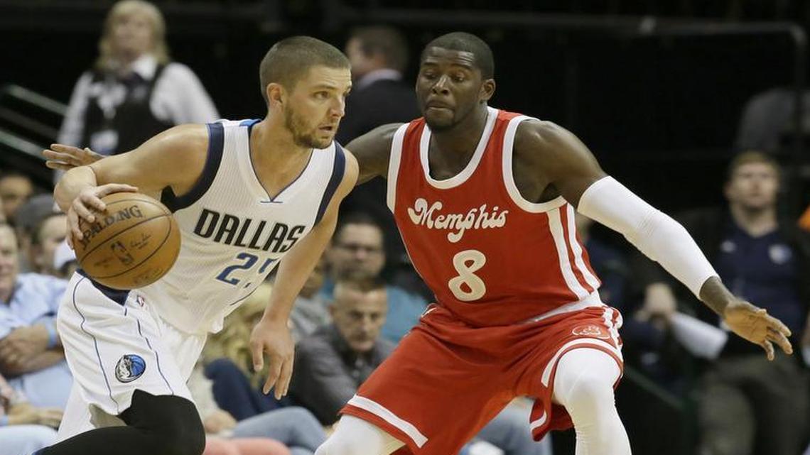Mavericks forward Chandler Parsons, left, played in back-to-back games for the first time this season since undergoing hybrid microfracture surgery on his right knee.