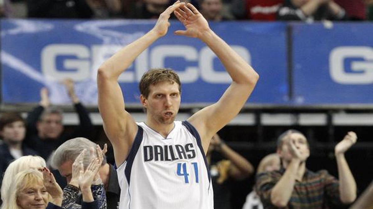 
Dallas Mavericks forward Dirk Nowitzki  acknowledges the cheers  after taking eighth place on the NBA’s career scoring list during the second half against the Los Angeles Lakers on Friday. Dallas won 102-98. 
