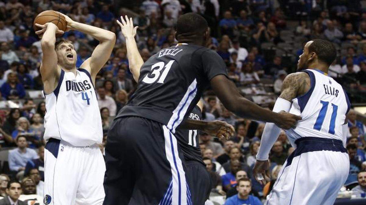 
The Mavericks’ Dirk Nowitzki shoots over the Warriors’ Festus Ezeli in front of teammate Monta Ellis on Saturday.



