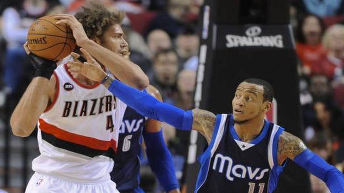 
Dallas Mavericks' Monta Ellis, right, defends Portland Trail Blazers' Robin Lopez during the first half of an NBA basketball game in Portland, Ore., Thursday, March 5, 2015. 
