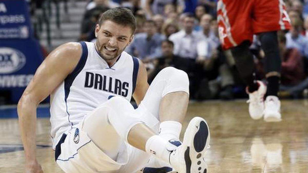 
Chandler Parsons suffered the injury last Sunday at Indiana, but it got worse Thursday against Houston.



