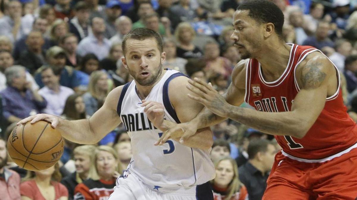Mavericks guard J.J. Barea, left, made seven of eight 3-pointers and scored 26 points against the Bulls and guard Derrick Rose on Dec. 26 in Dallas.
