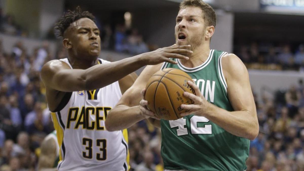 David Lee, right, officially signed with the Dallas Mavericks on Monday. He was released by Boston last week.