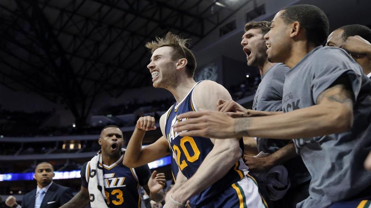 Gordon Hayward (20) celebrates with his Utah Jazz teammates after sinking the game-winning shot at the overtime buzzer to beat the Mavericks and extend Utah’s winning streak to seven games.