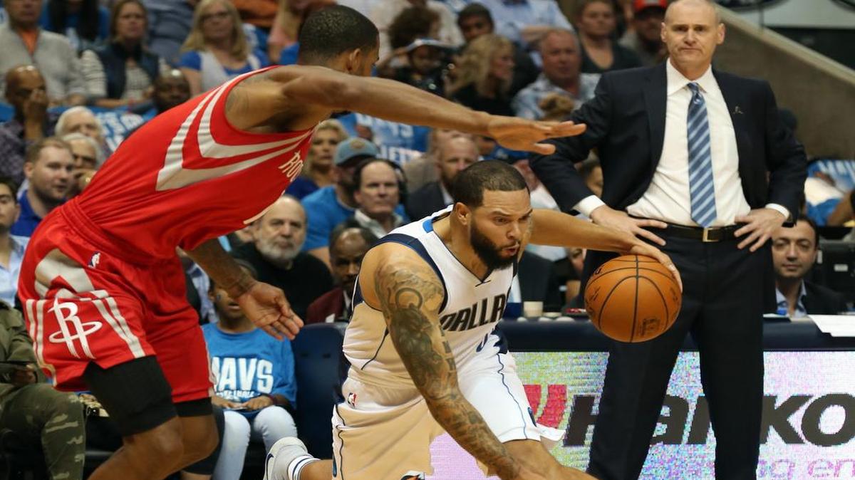 Houston Rockets forward Trevor Ariza can’t stay with Dallas Mavericks guard Deron Williams.