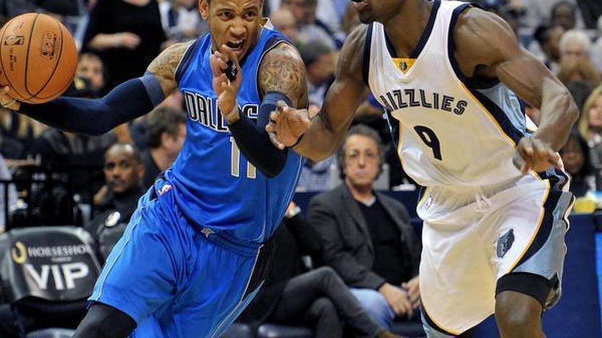 
The Mavs’ Monta Ellis drives on the Grizzlies’ Tony Allen on Monday. Coach Rick Carlisle expects a very physical game against the Chicago Bulls  like the one in Memphis. 
