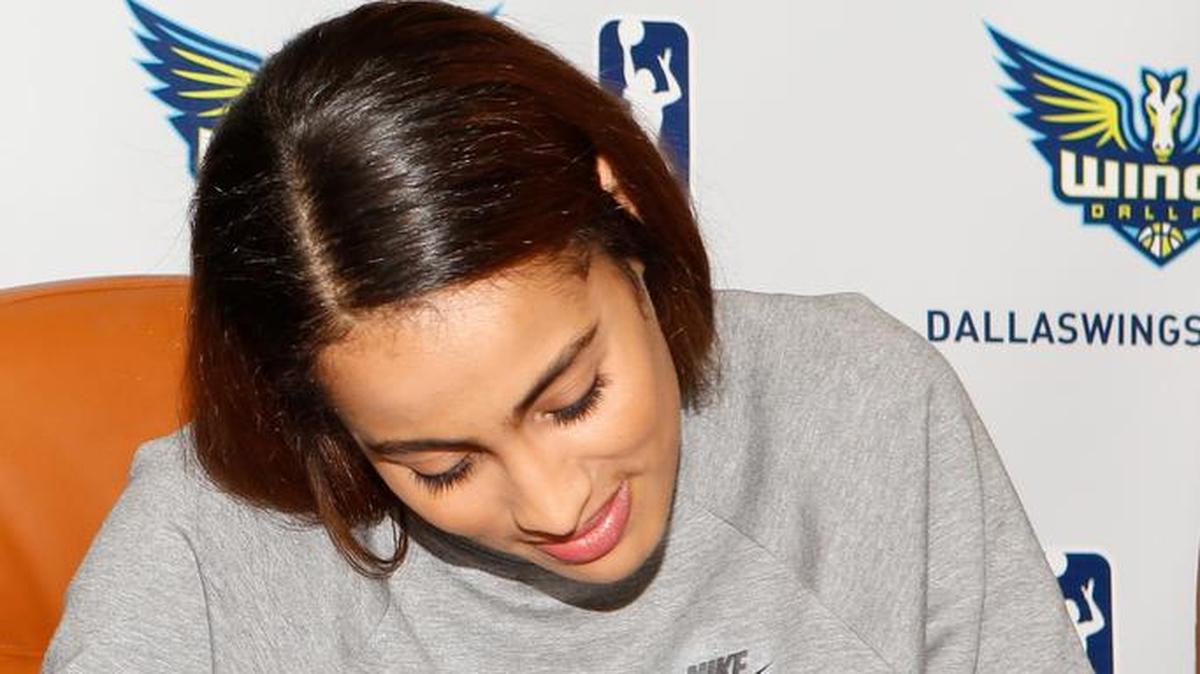 Dallas Wings guard Skylar Diggins signed a multi-year contract extension that goes through 2019.