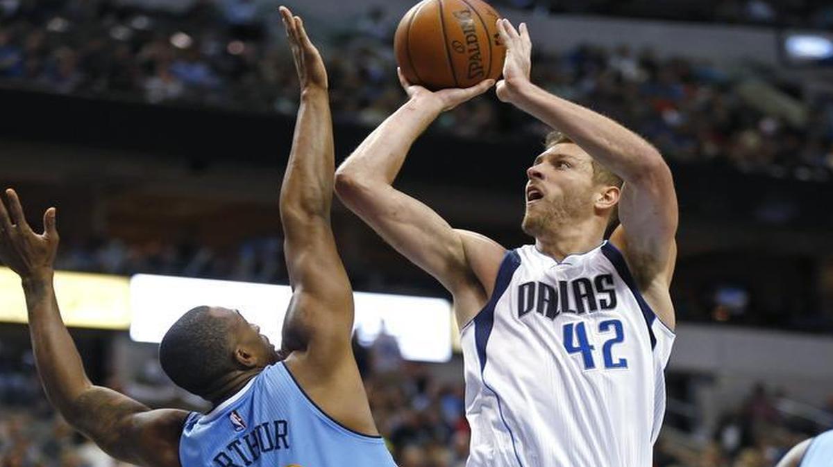 Dallas Mavericks forward David Lee (42) shoots over Denver Nuggets forward Darrell Arthur (00) as Nuggets guard Emmanuel Mudiay (0) watches.