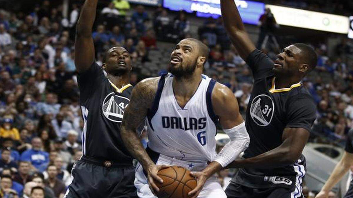 
Dallas Mavericks center Tyson Chandler (6) drives to the basket in front of Golden State Warriors forward Harrison Barnes (40) and center Festus Ezeli (31). 
