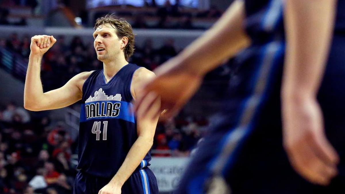 Mavericks forward Dirk Nowitzki scored 21 points and had a key defensive play to lead the Mavericks over Chicago on Friday.