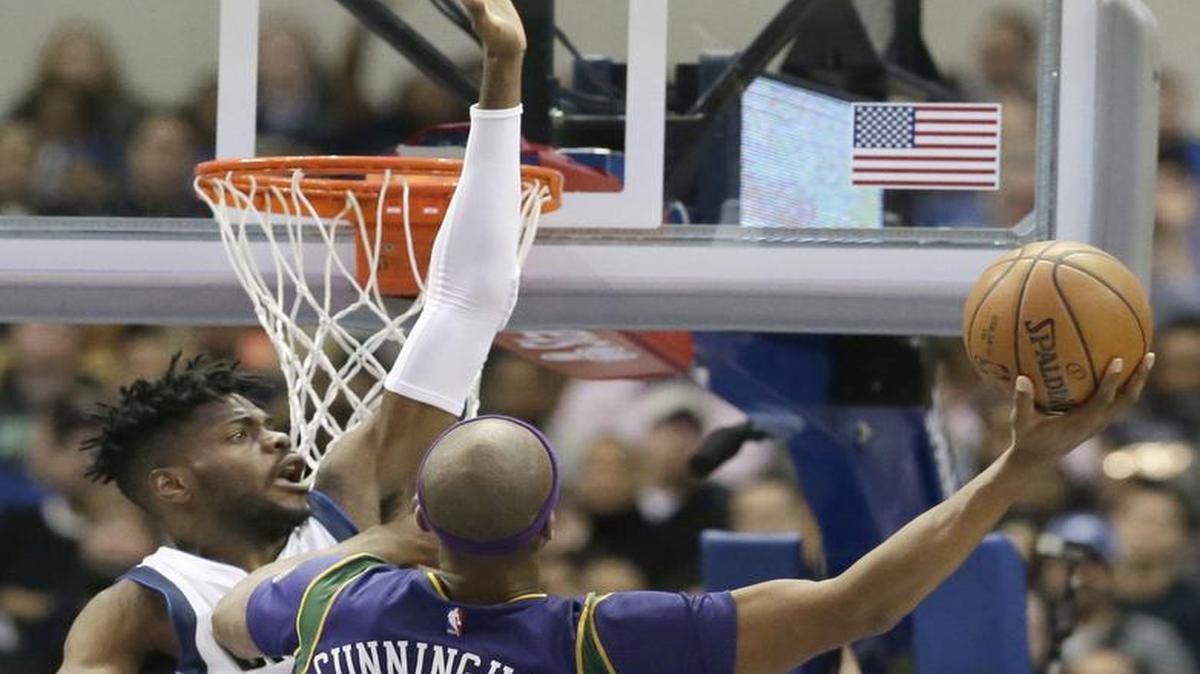The newest Dallas Maverick, Nerlens Noel, left, poses a defensive challenge to New Orleans Pelicans forward Dante Cunningham. Noel had nine points and 10 rebounds in nearly 30 minutes off the bench.